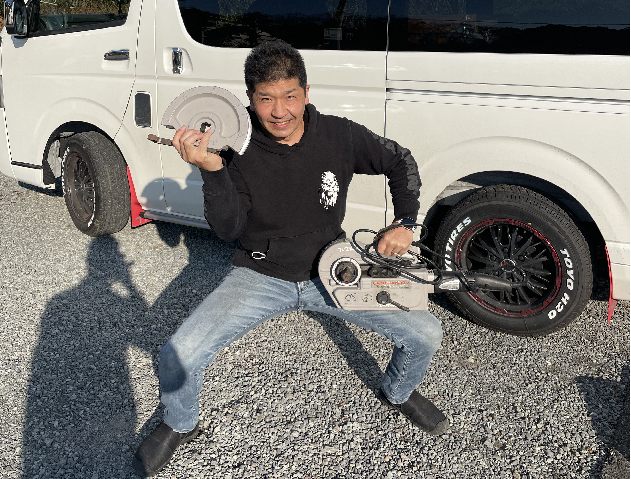 アサダの工具を手にするひでさん
