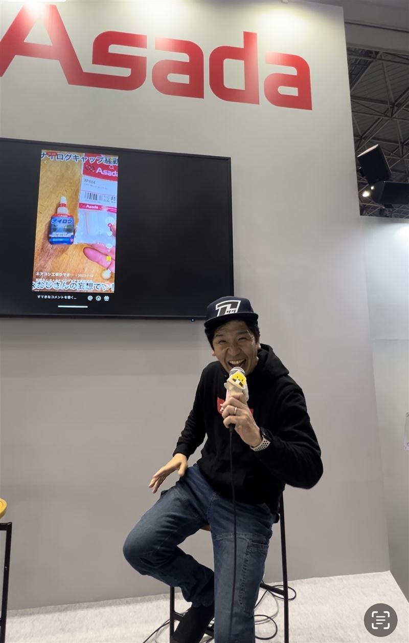 アサダブースのトークショーに登壇するひでさん
