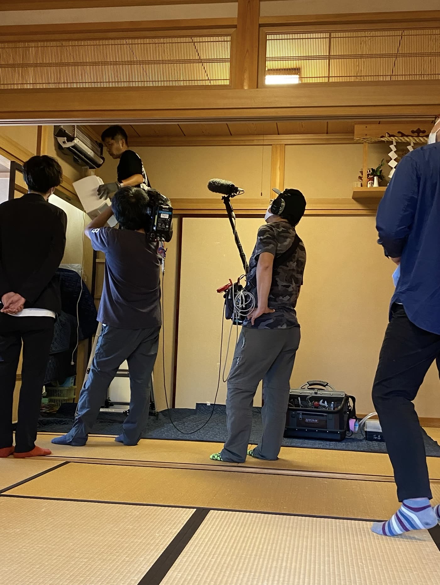 既設エアコンを取り外す作業をNHKのカメラが追う