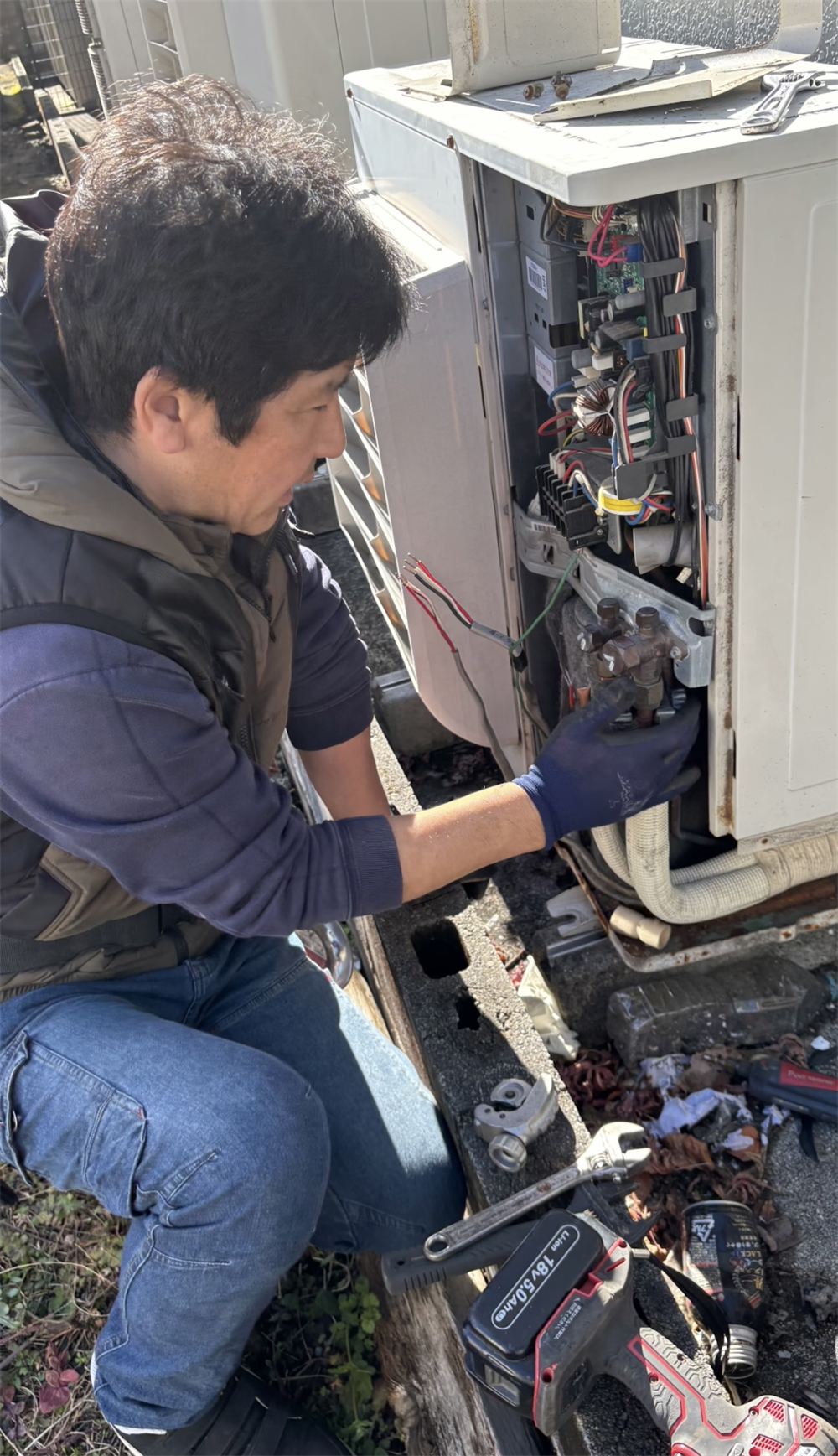 室外機を修理するひでさん